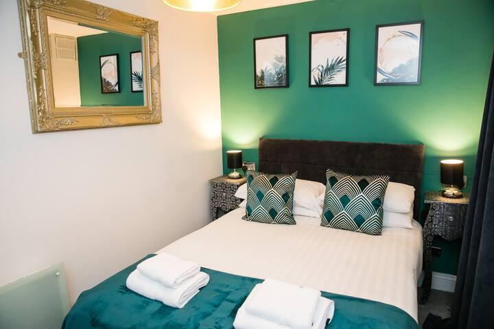 Very Central - Ground floor 2 bedroom apartment.6