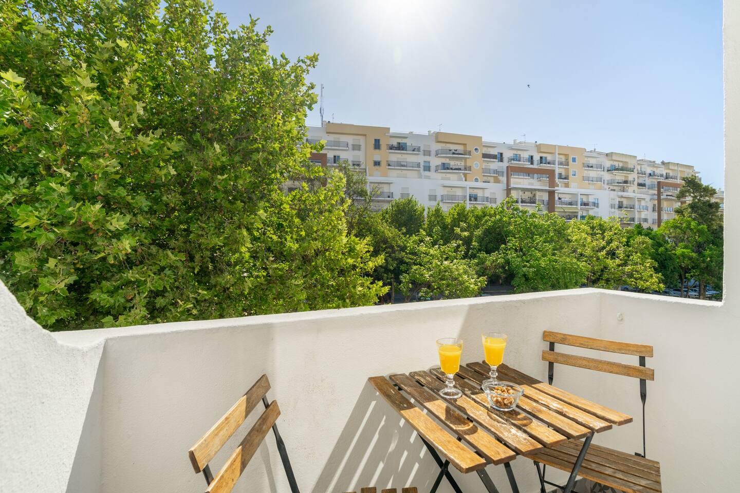 Studio Downtown, Sunny Balcony, Great Location2
