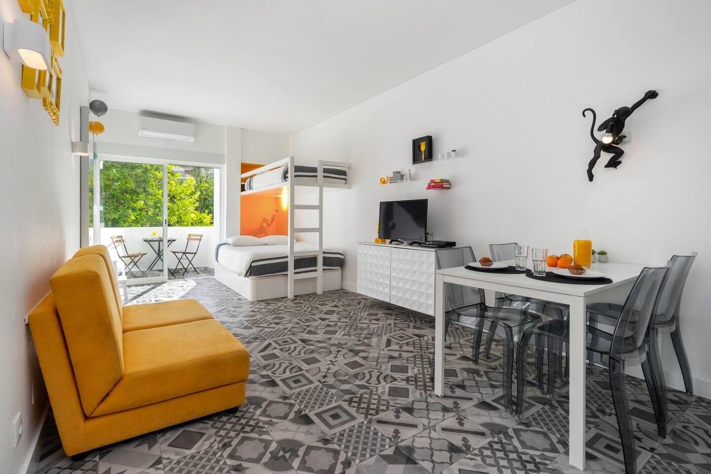Studio Downtown, Sunny Balcony, Great Location3