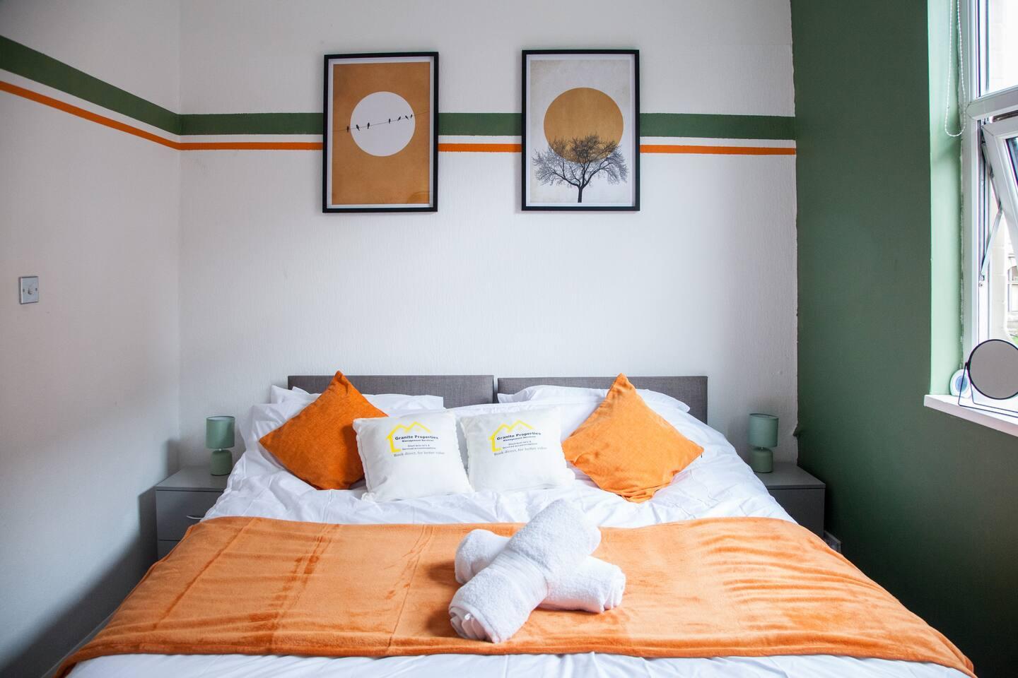 Luxurious and Roomy 2-BD Apartment: Free Parking2