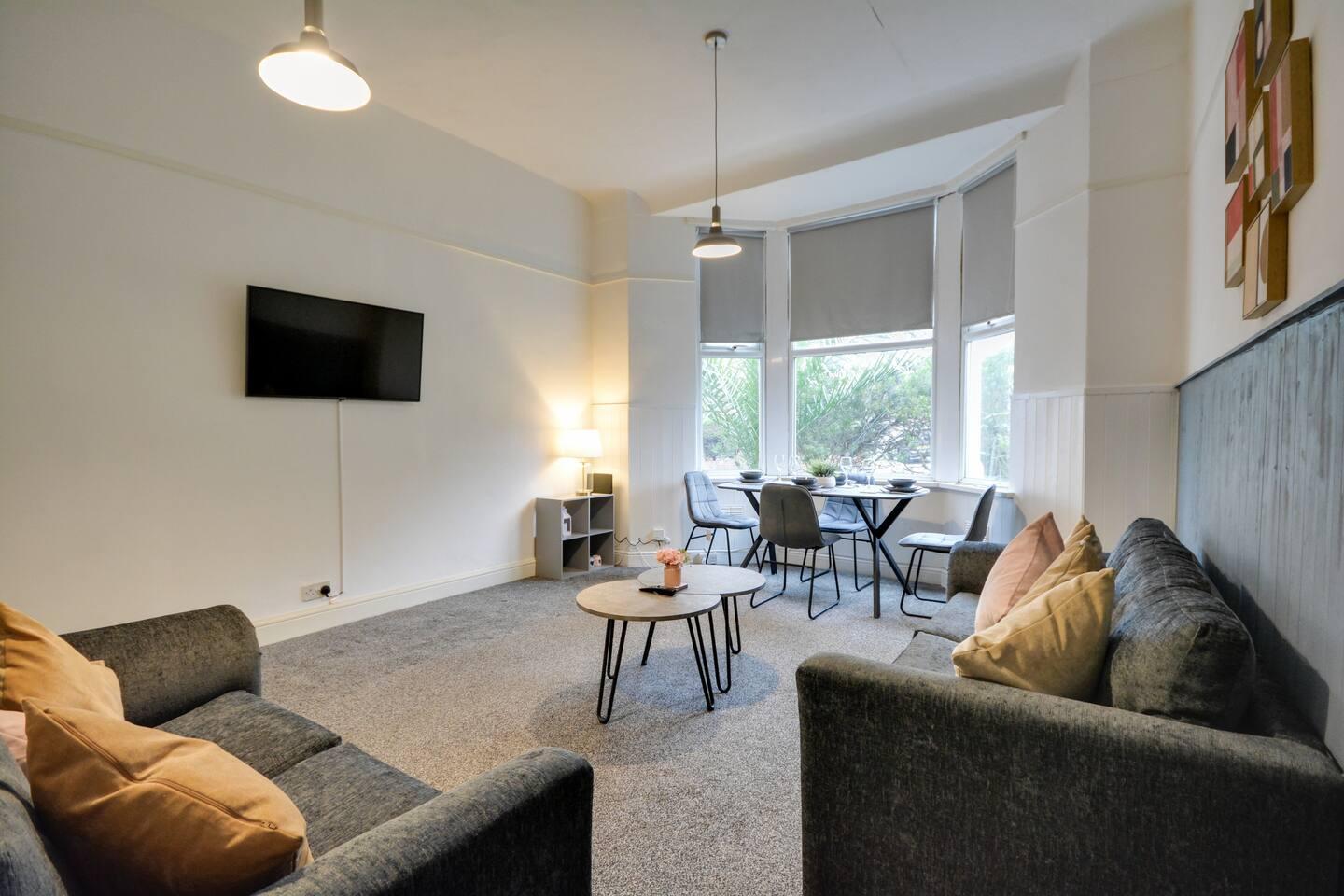 Luxurious and Roomy 2-BD Apartment: Freee Parking6