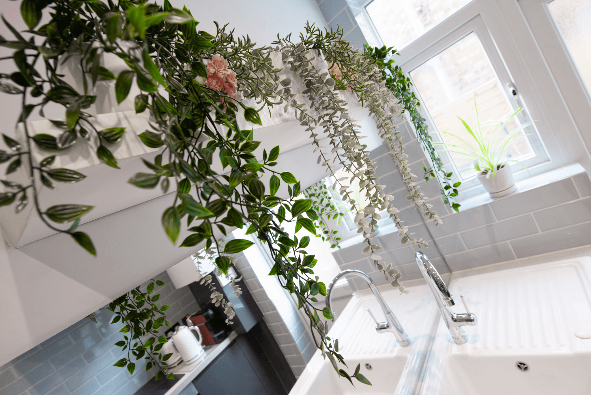 2 Bdr Victorian Flat, King Beds, & Free WiFi - E172