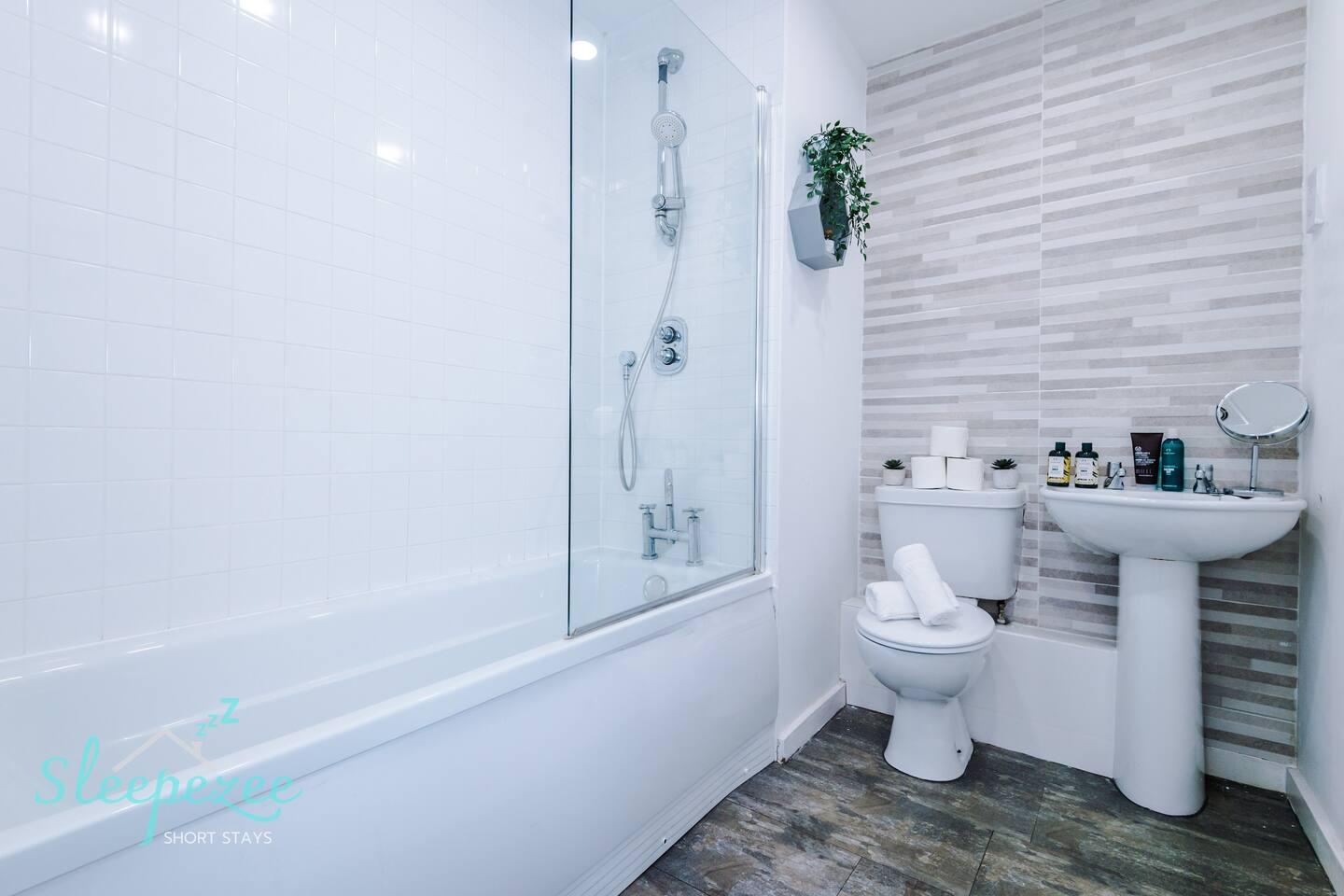 Budget Friendly Apartment with Twin Beds6