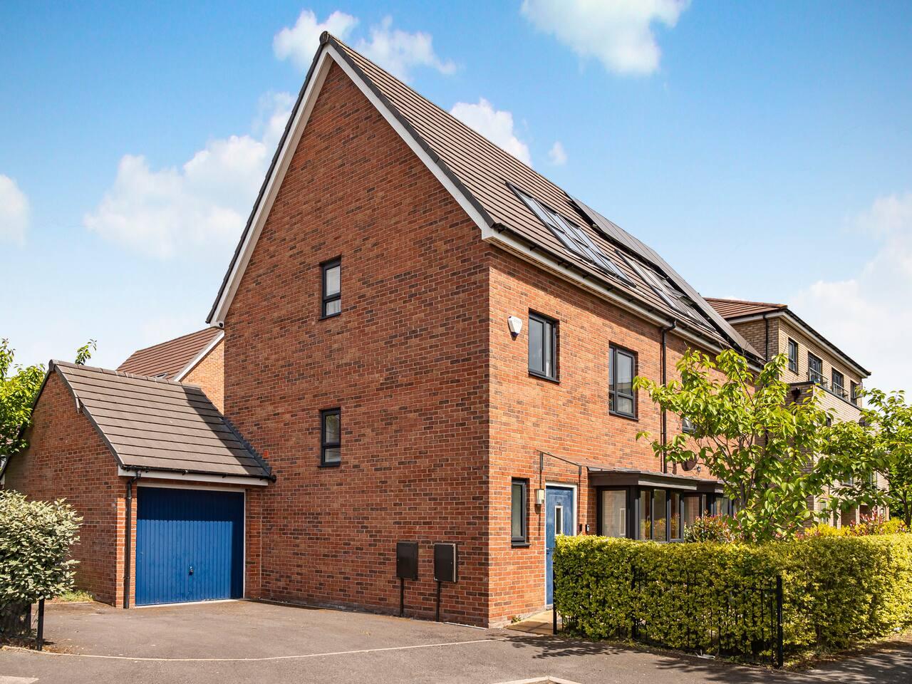 Chic Riverside Retreat Salford 4bd + free parking6