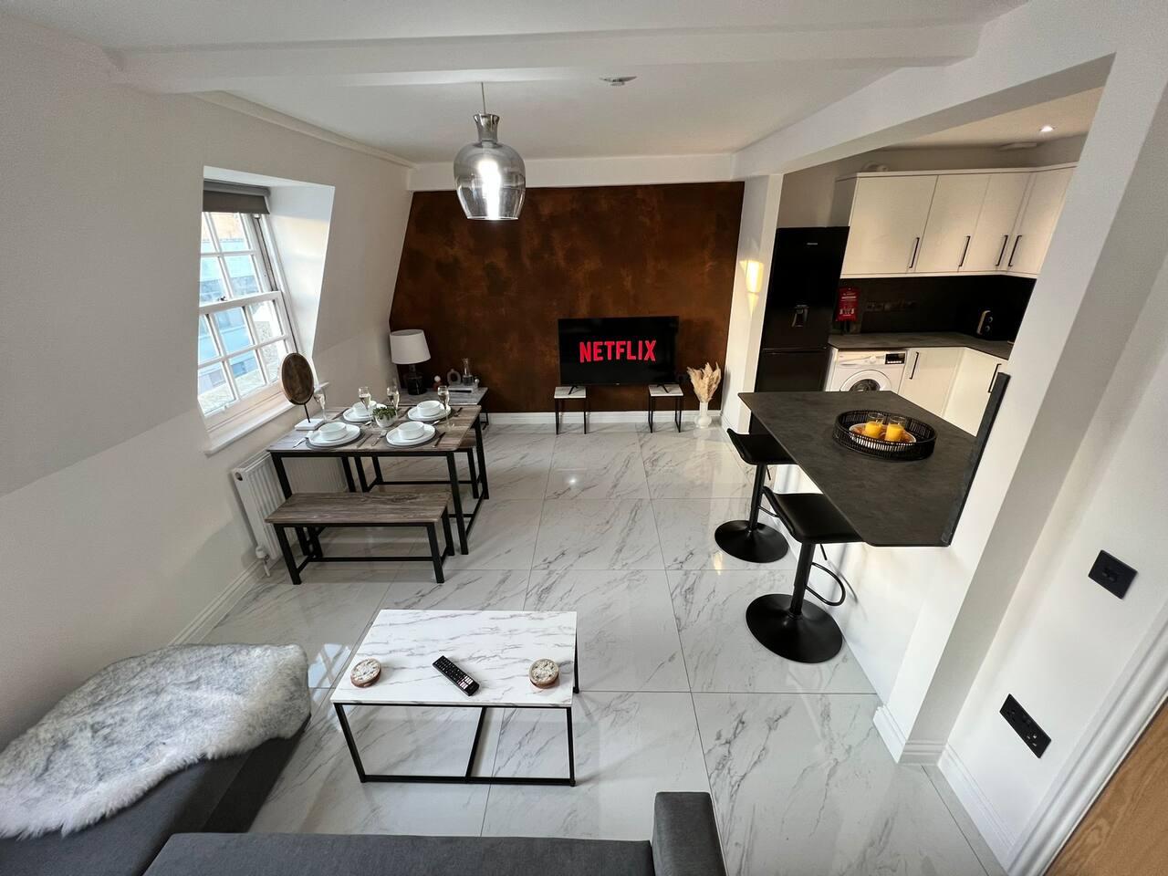 Penthouse Near Beach • Private Rooftop & Parking3