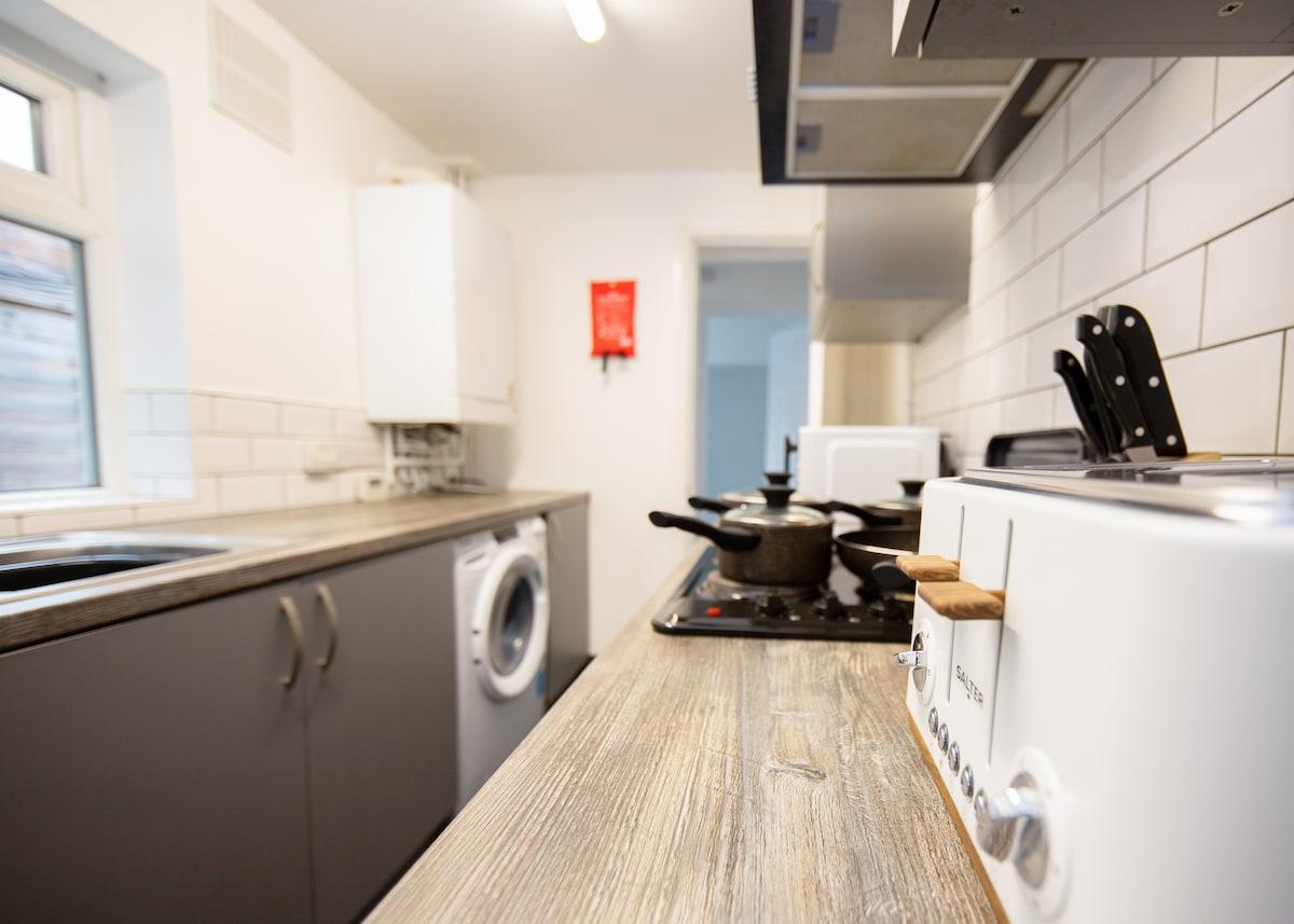 3 Beds | Contractor Ready | Wi-Fi | Street Parking6