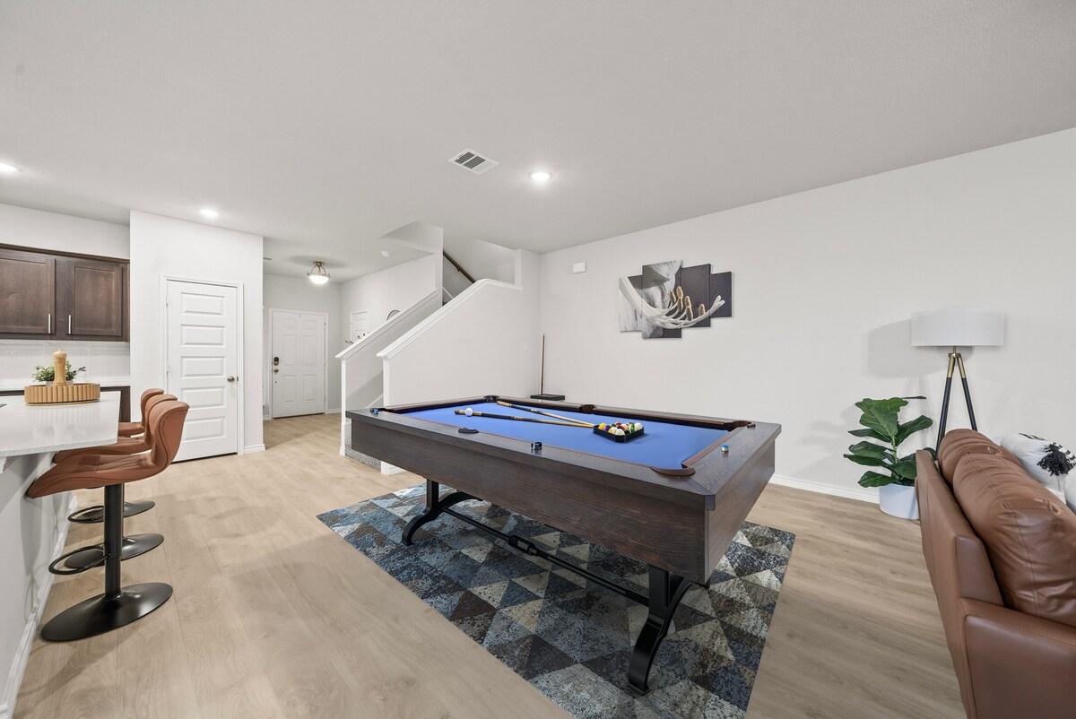 Luxurious 4 Bed Duplex Getaway in Denton TX!3