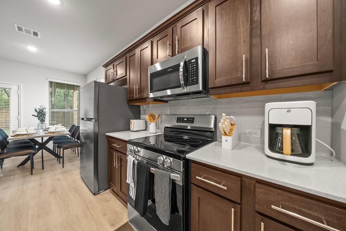Luxurious 4 Bed Duplex Getaway in Denton TX!5