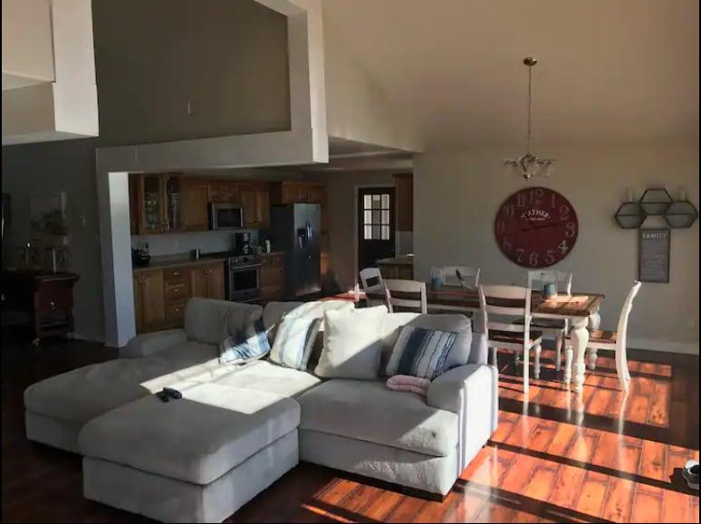 Luxury Lakefront Stay | Hot Tub + Firepit3