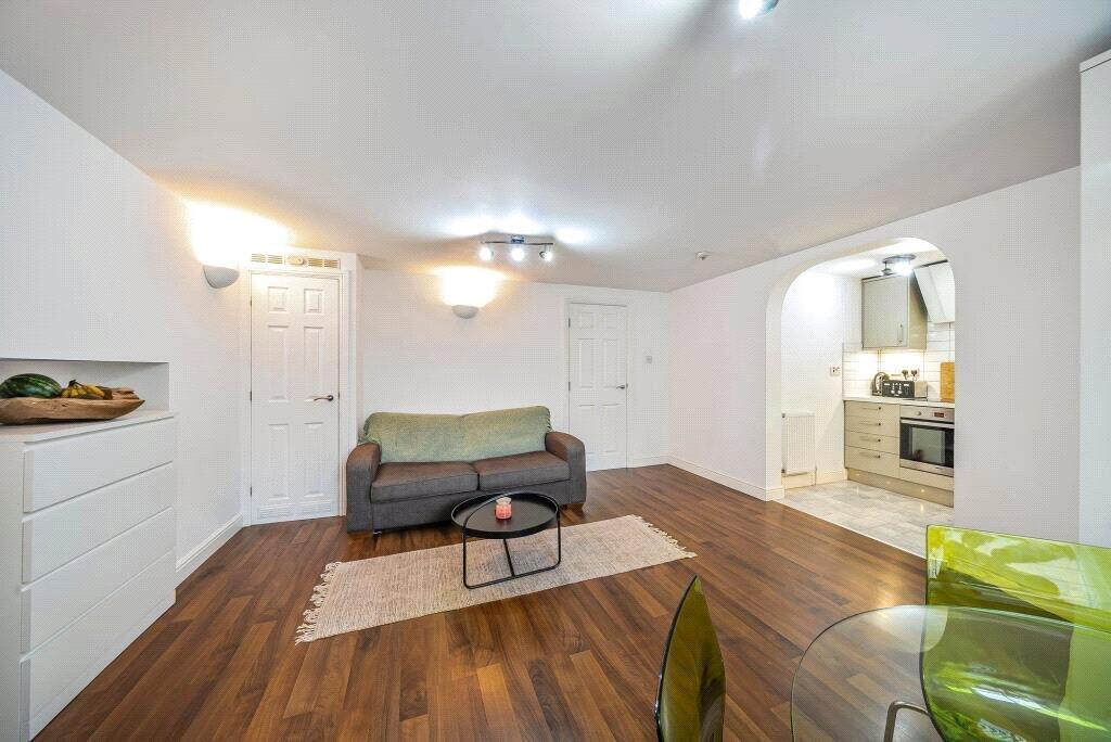 Central 2-Bed, 2-Bath + Sofa Bed4