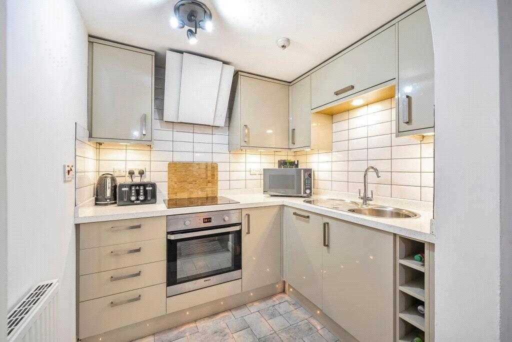 Central 2-Bed, 2-Bath + Sofa Bed2