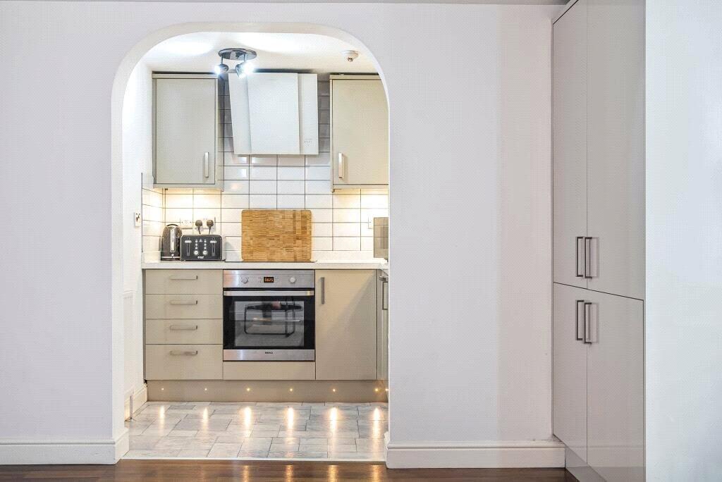 Central 2-Bed, 2-Bath + Sofa Bed6