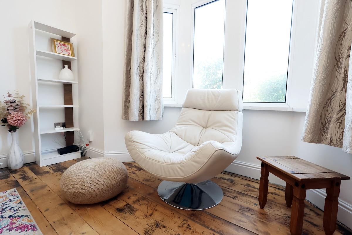 Large & Chic 4BR, 2Bath House-Parking-Sleeps 93