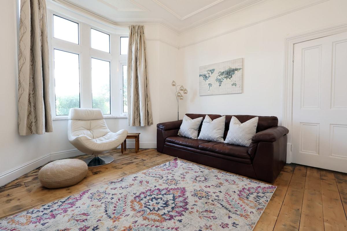 Large & Chic 4BR, 2Bath House-Parking-Sleeps 94