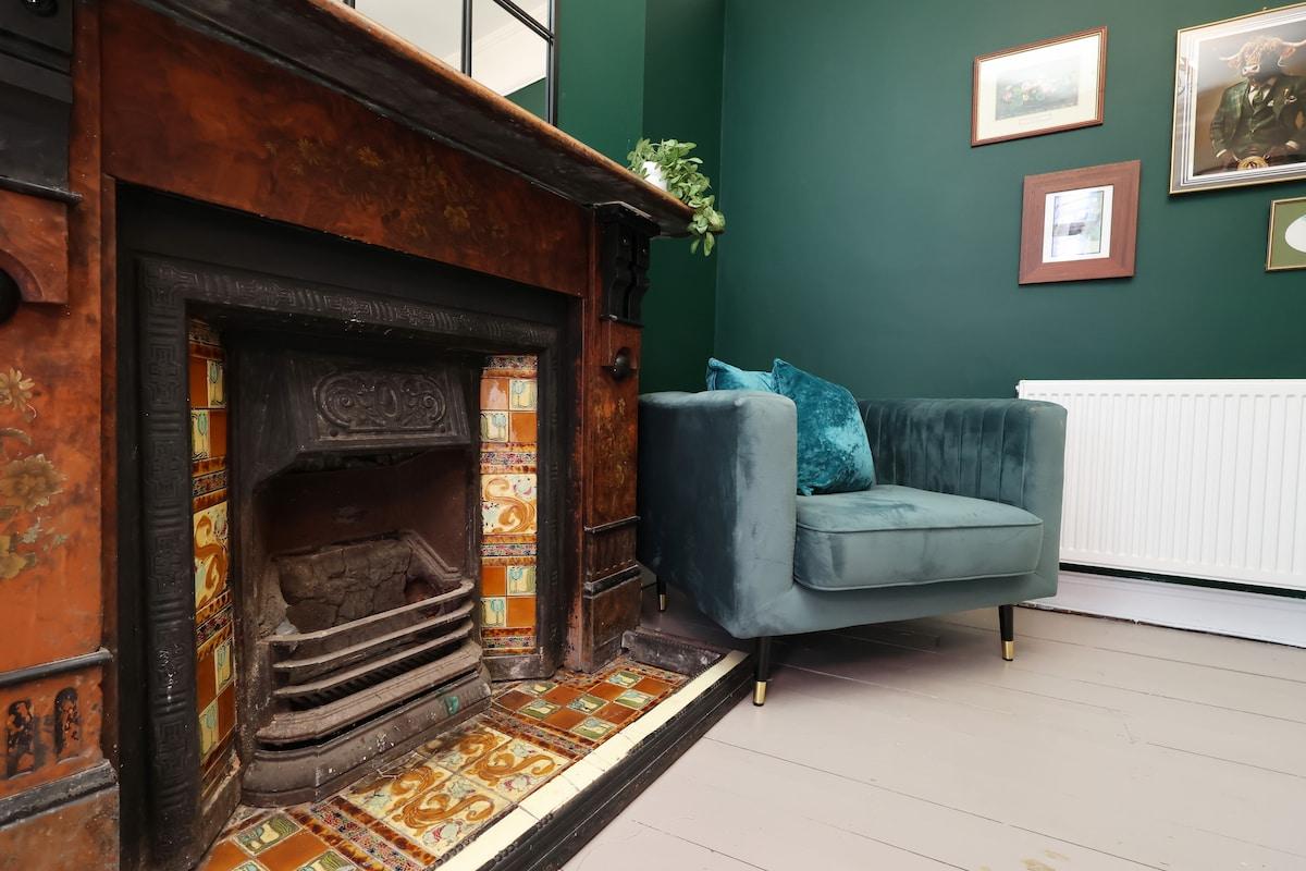 Large & Chic 4BR, 2Bath House-Parking-Sleeps 95