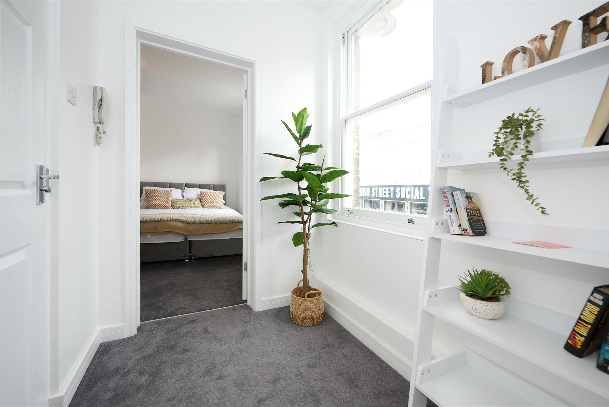 Warm, Bright & Practical: Central Bedford 1BR Flat6