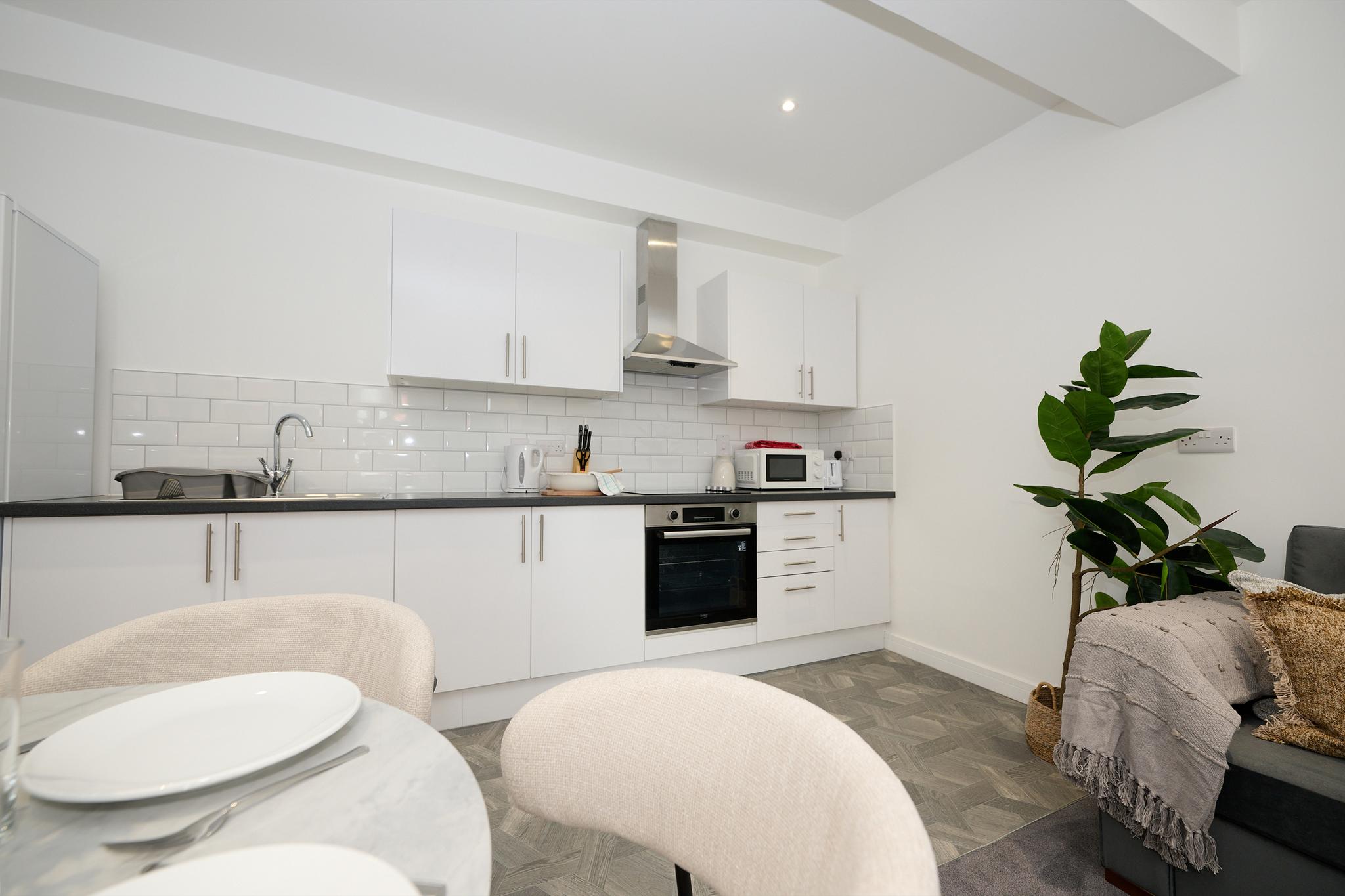 Warm, Bright & Practical: Central Bedford 1BR Flat3