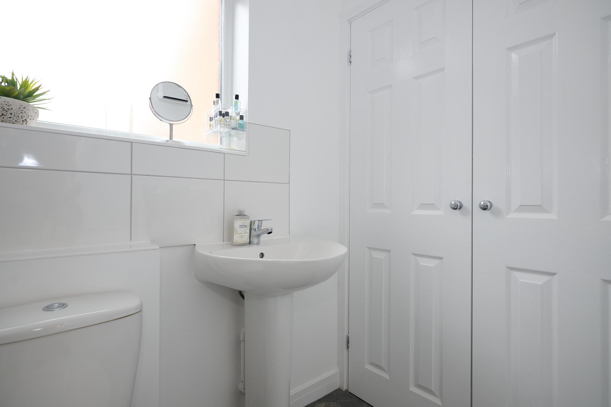 Warm, Bright & Practical: Central Bedford 1BR Flat5