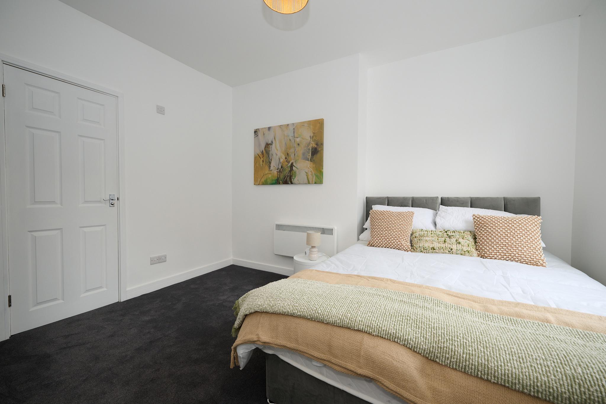 Warm, Bright & Practical: Central Bedford 1BR Flat2