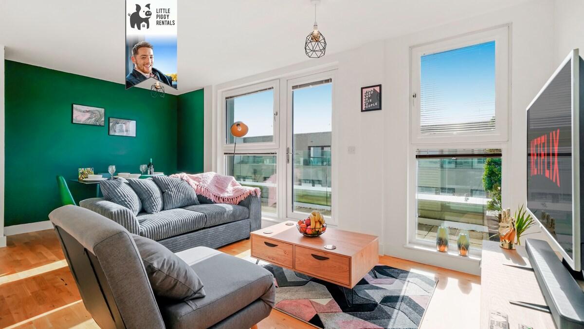 Luxury Penthouse with Balcony & 4K TV & Soundbar