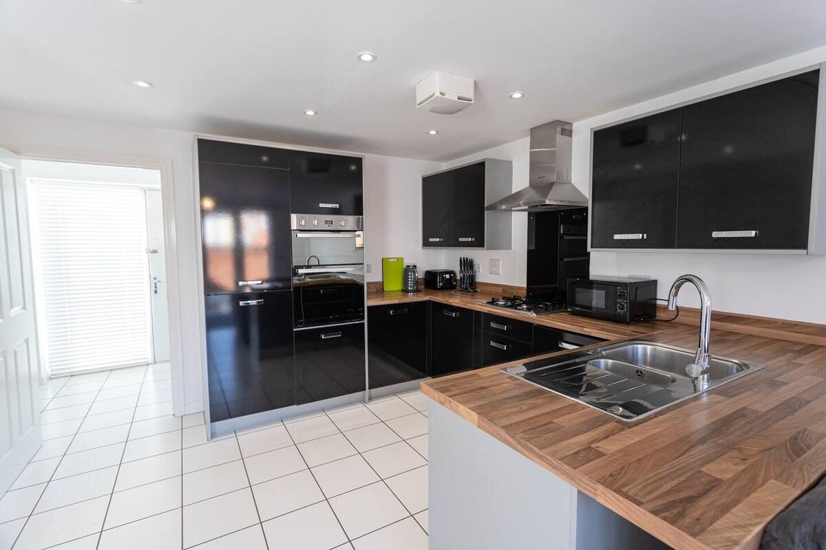 4 Bedroom Townhouse - Sleeps up to 5 Contractors5