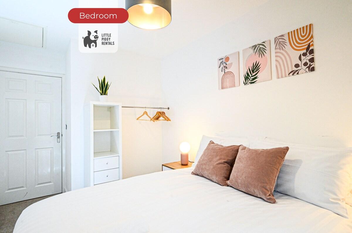 Spacious 2B R Balcony Flat w/ Parking & Fast Wi-Fi4