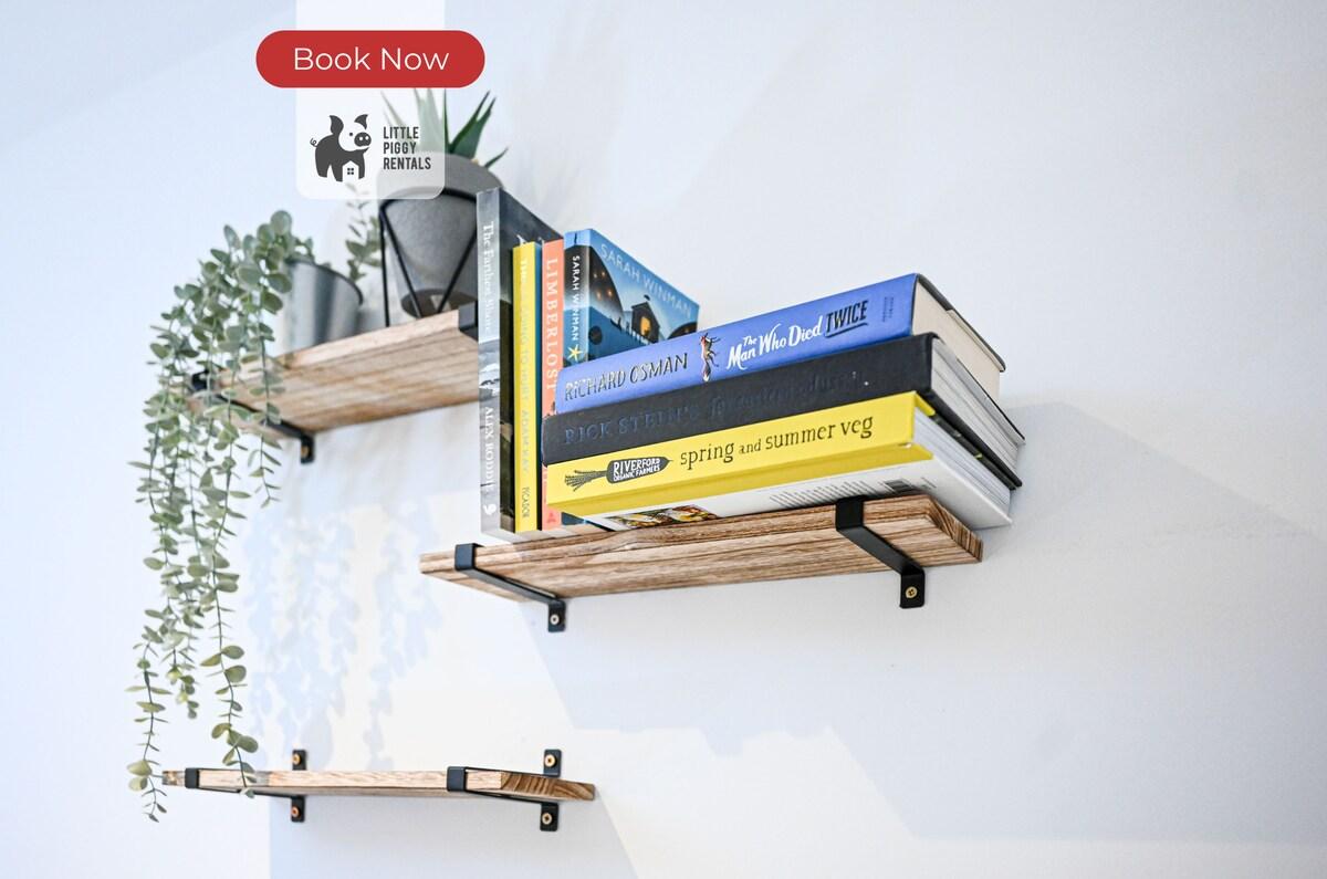 Spacious 2B R Balcony Flat w/ Parking & Fast Wi-Fi5