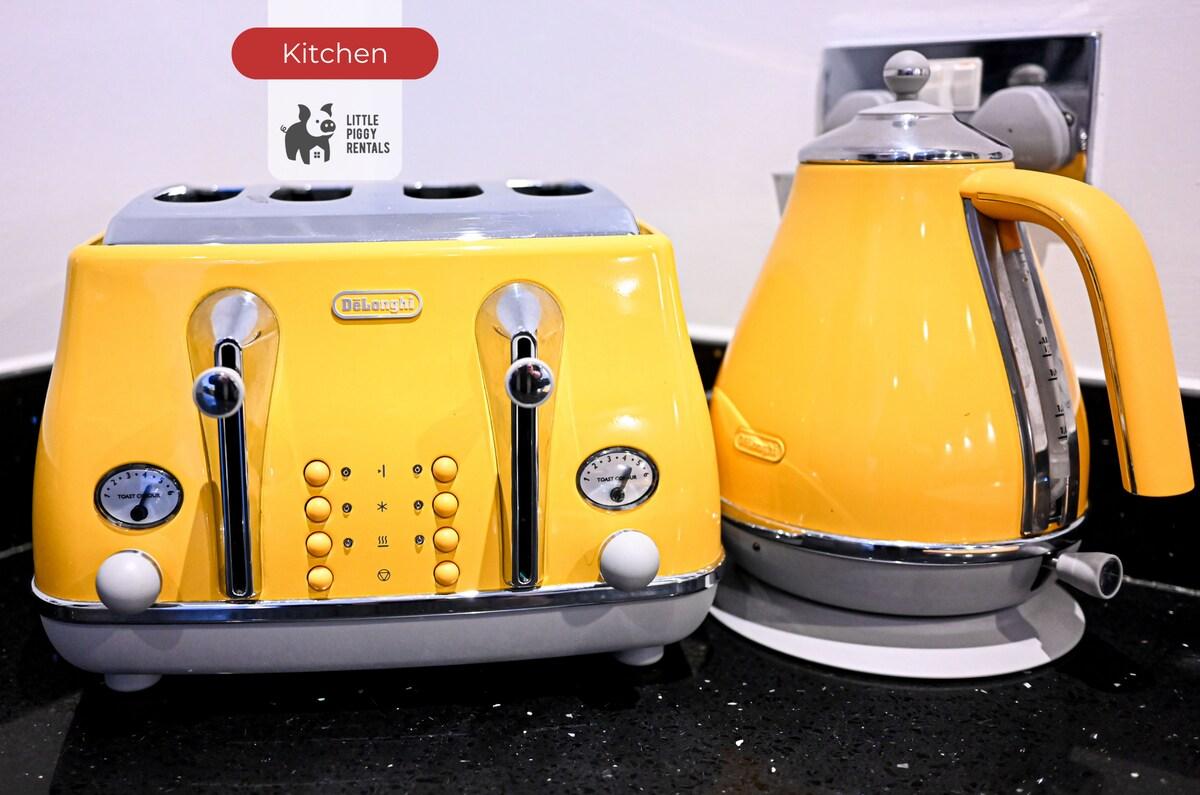 Spacious 2B R Balcony Flat w/ Parking & Fast Wi-Fi6