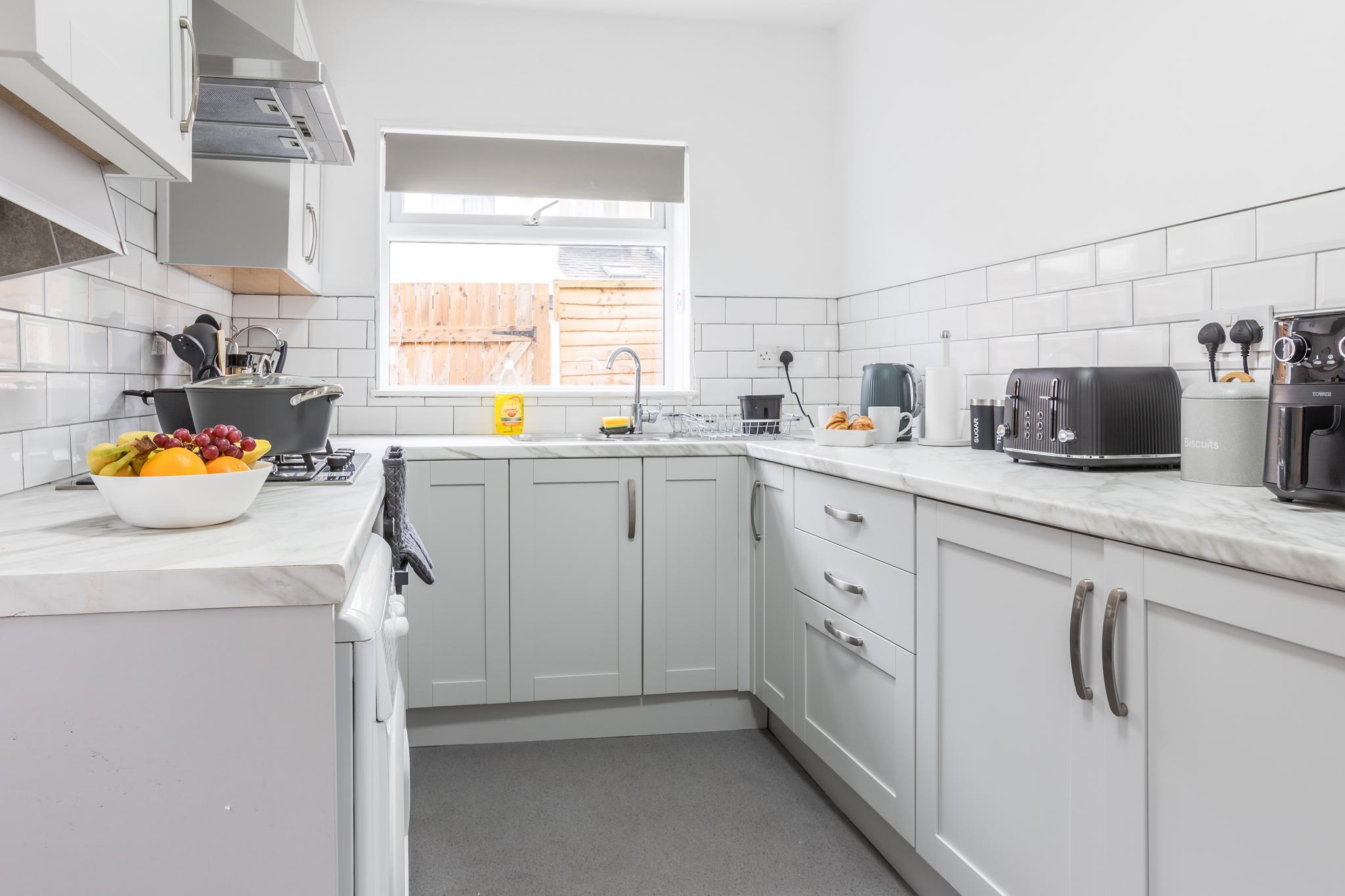 Modern 3BD House Manchester - Free Parking & WiFi6