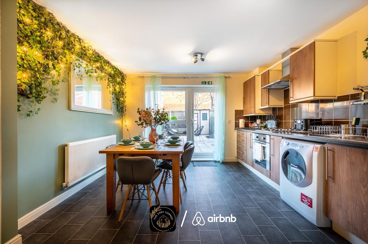 4BR House with Parking5