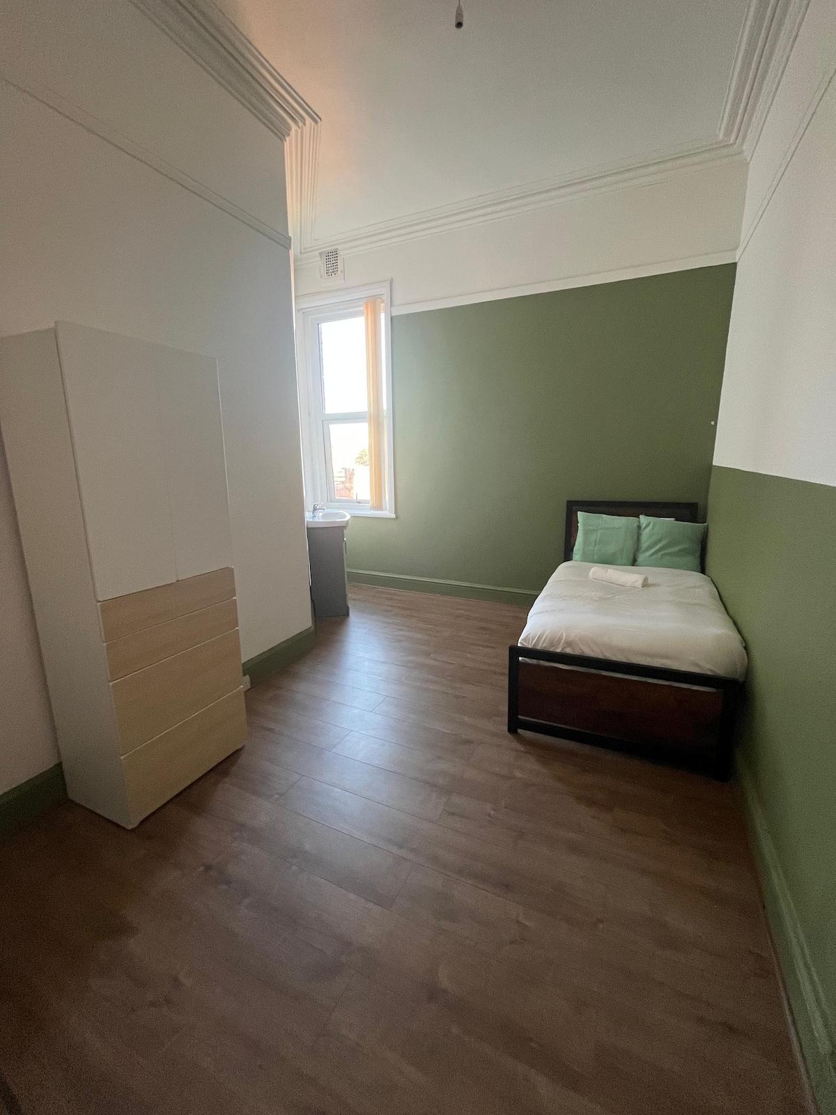 16 bedroom property - Birkenhead4