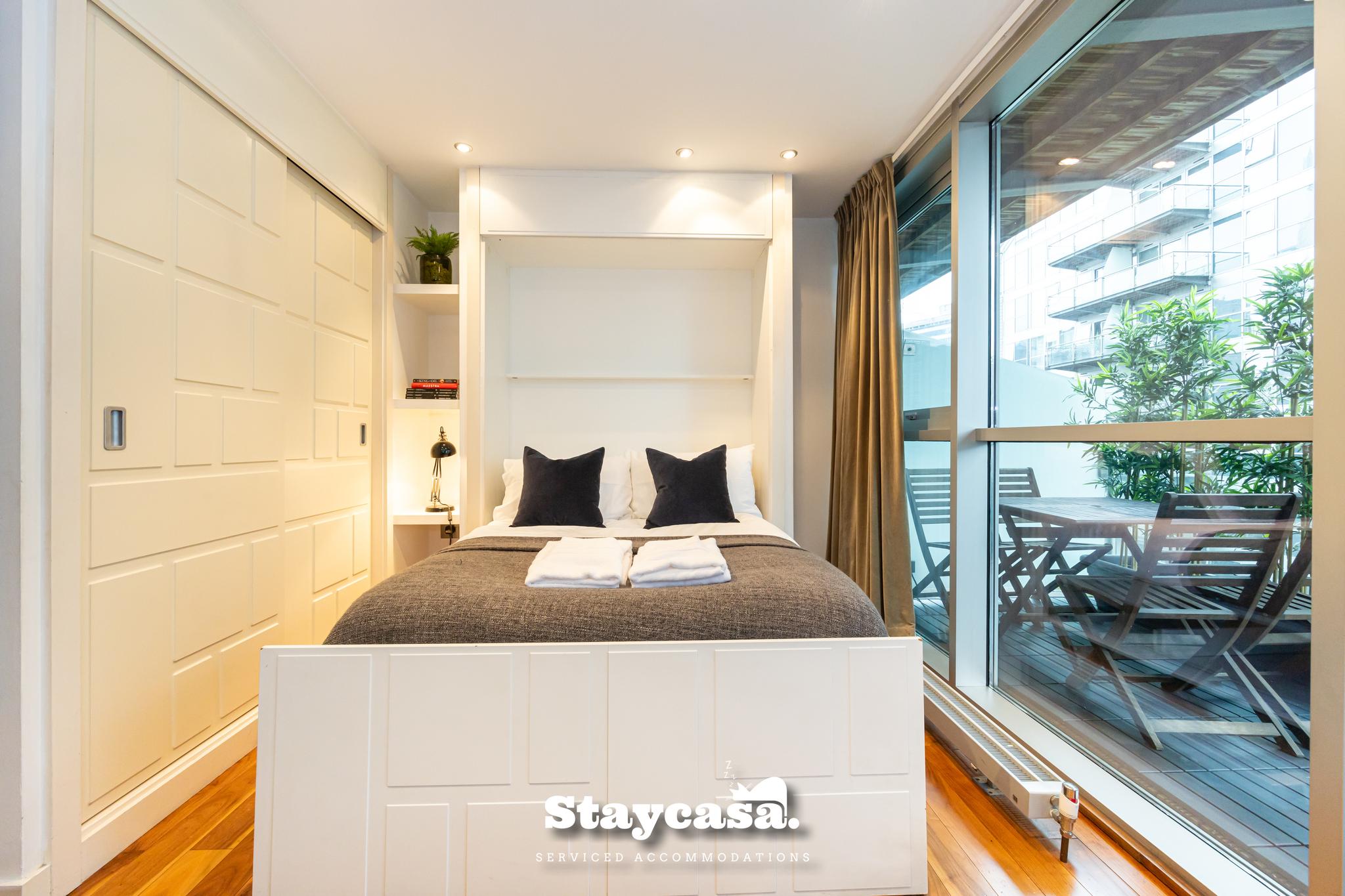 Sunset Haven Studio with Balcony and Free Parking3