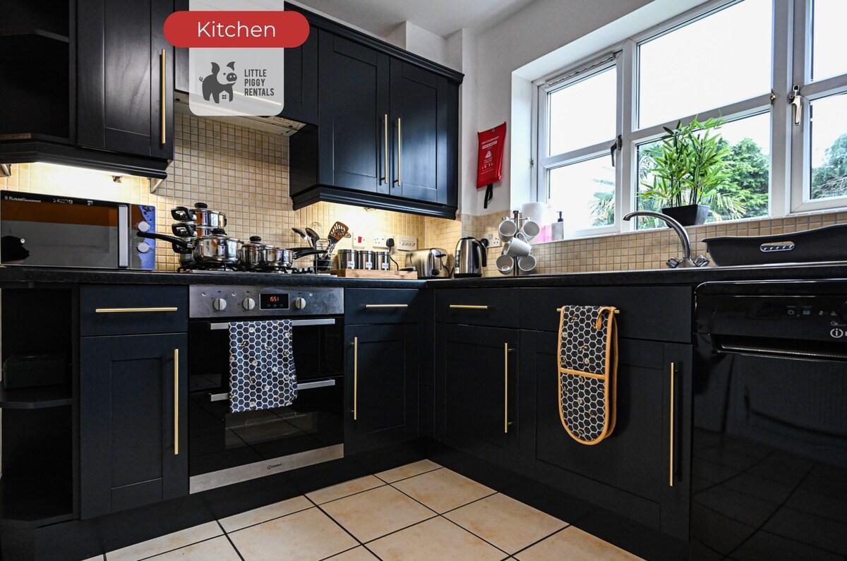 Spacious 4br House w/ 5 Beds, Fast Wi-Fi & Parking5