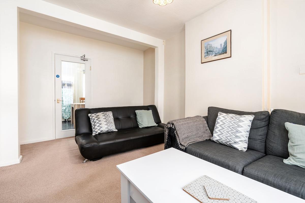 Convenient 2BR House with Great Transport Links2