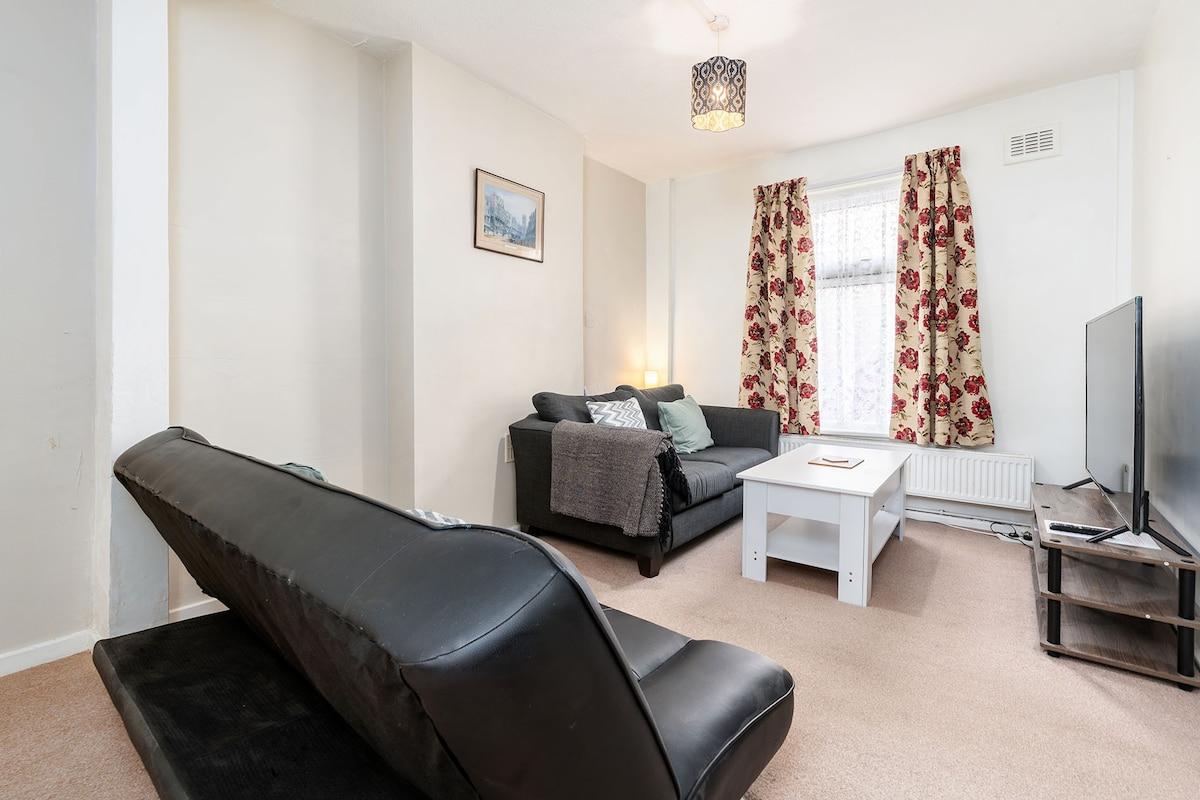 Convenient 2BR House with Great Transport Links4