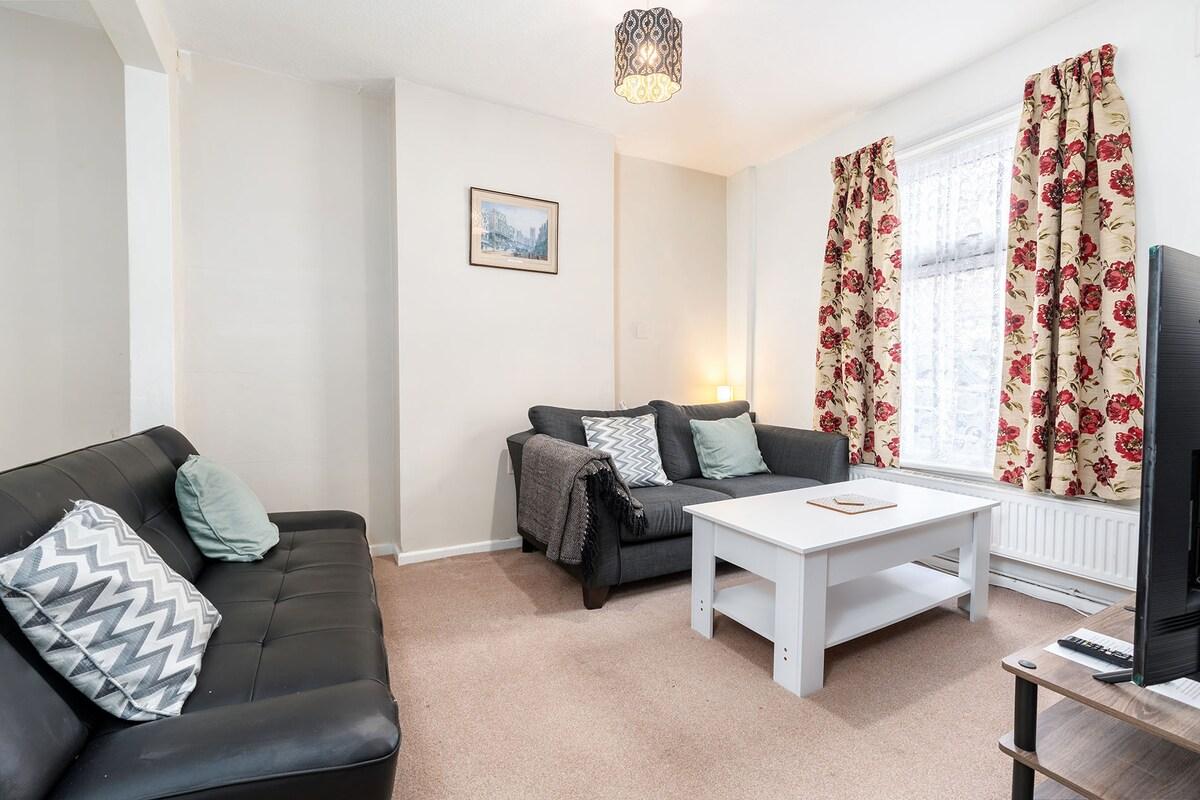 Convenient 2BR House with Great Transport Links5