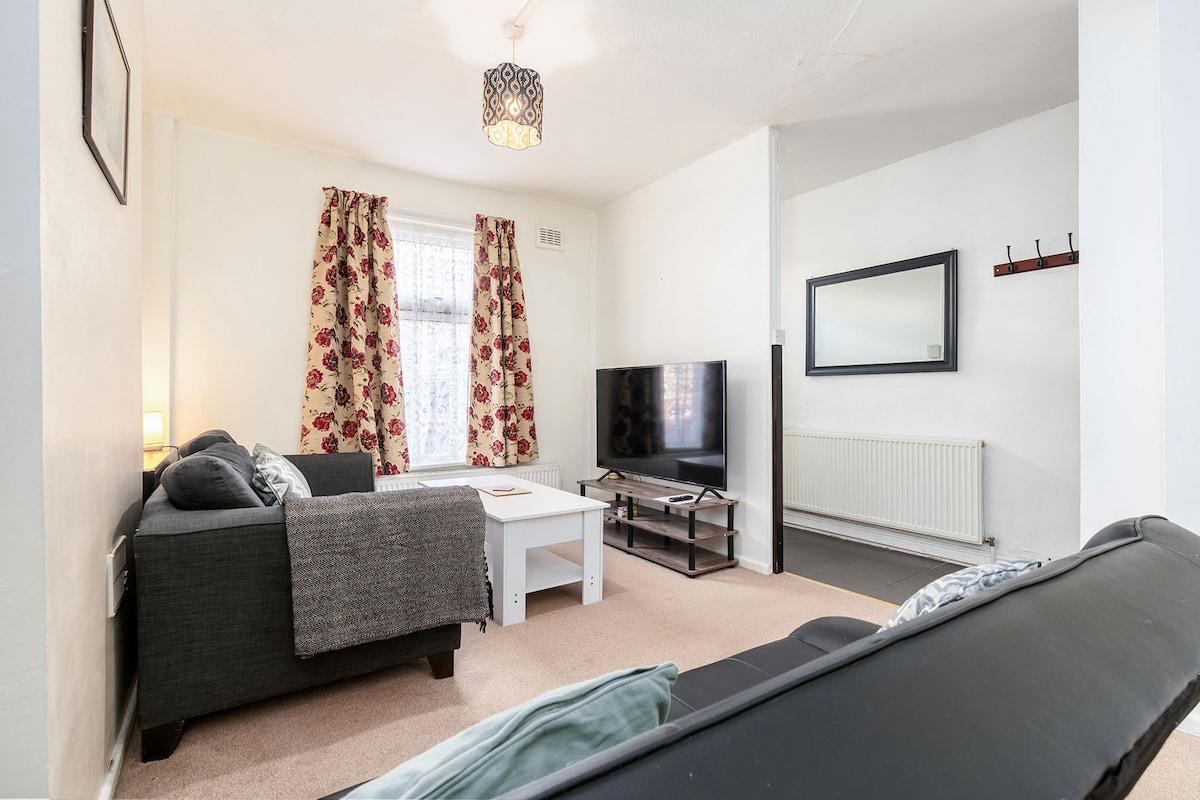 Convenient 2BR House with Great Transport Links6