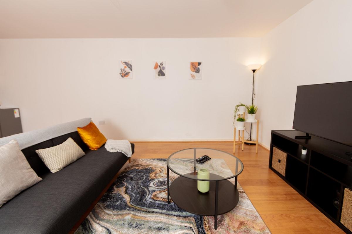 City Centre Getaway: Modern 1BR with Parking3