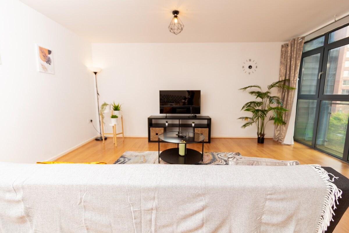 City Centre Getaway: Modern 1BR with Parking4