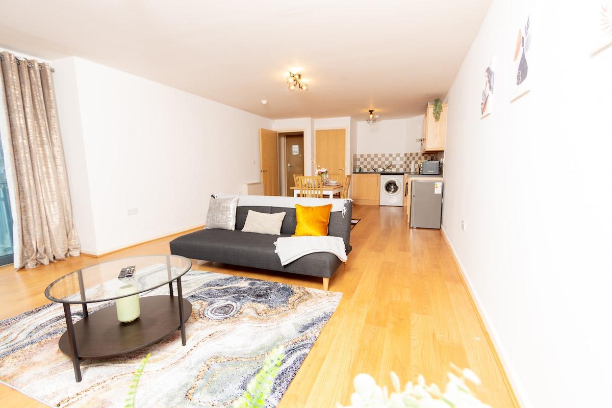 City Centre Getaway: Modern 1BR with Parking5