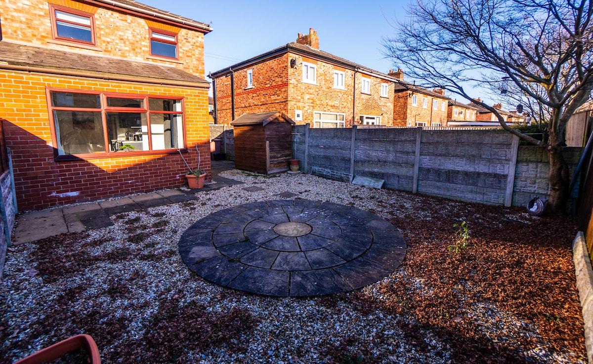 Cosy & Stylish Home in St Helens5
