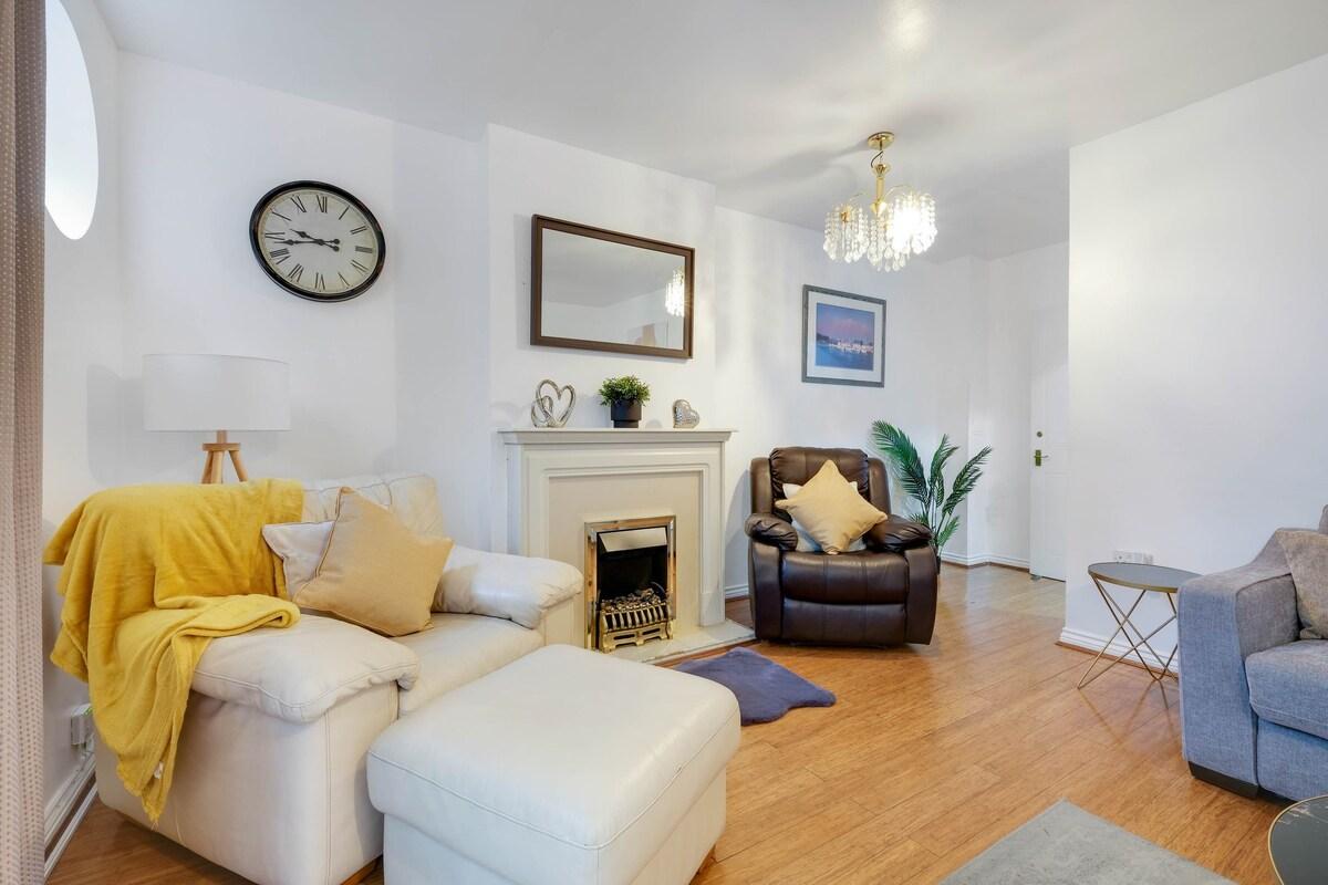4-Bed House with Garden | Thamesmead | Sleeps 82