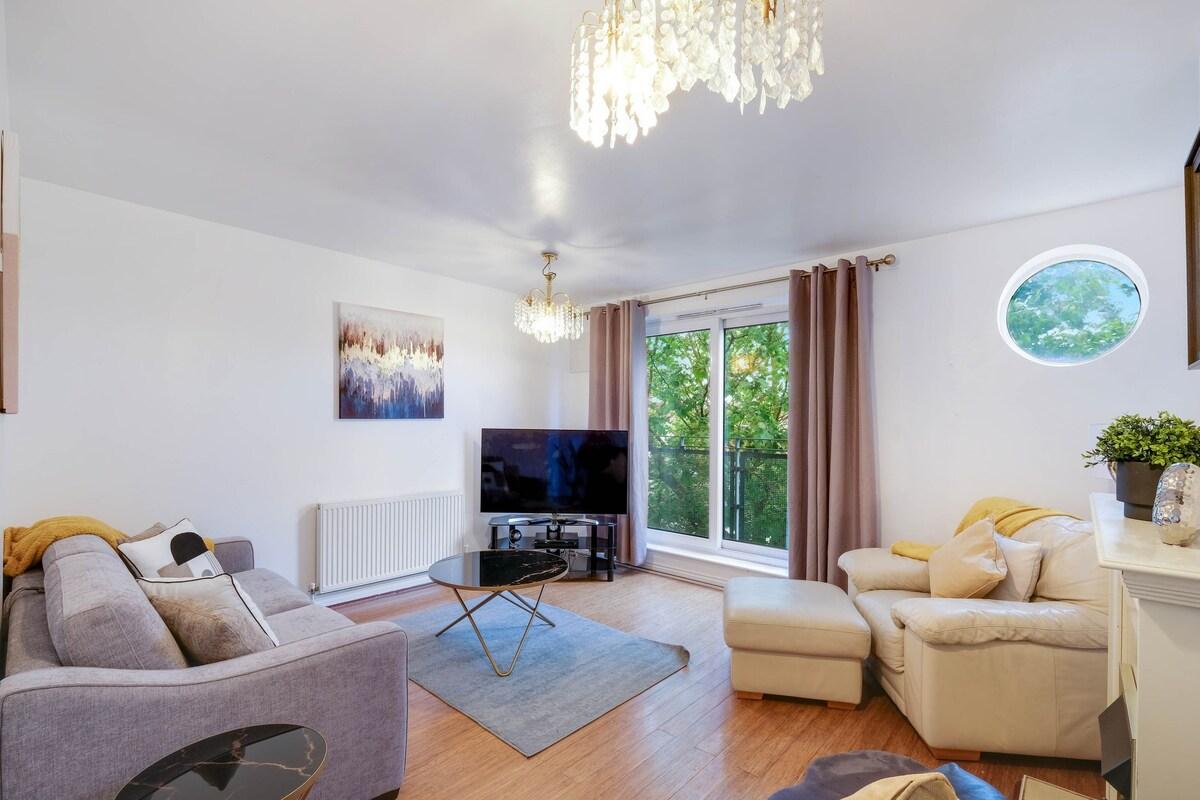 4-Bed House with Garden | Thamesmead | Sleeps 83