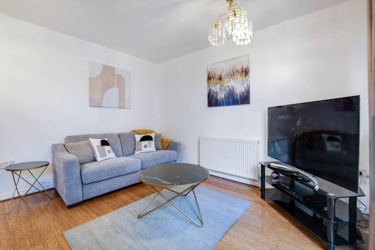 4-Bed House with Garden | Thamesmead | Sleeps 84