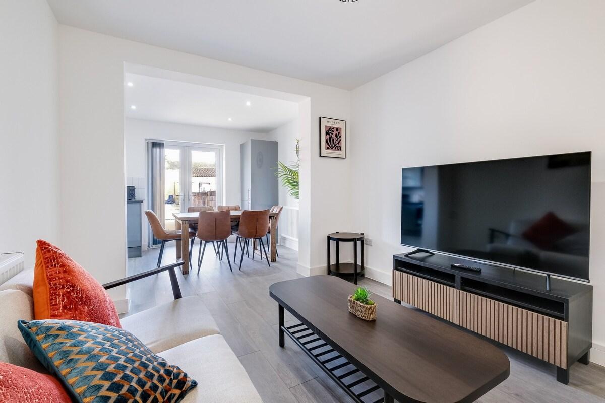 Chaucer Avenue 6 Bedroom + 3 Bathroom with Parking2