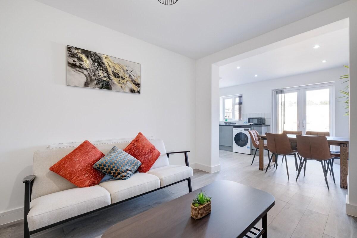 Chaucer Avenue 6 Bedroom + 3 Bathroom with Parking3