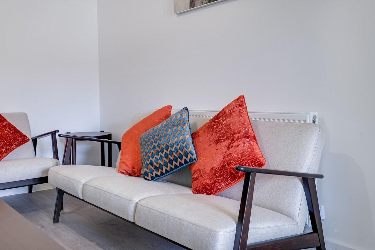 Chaucer Avenue 6 Bedroom + 3 Bathroom with Parking5