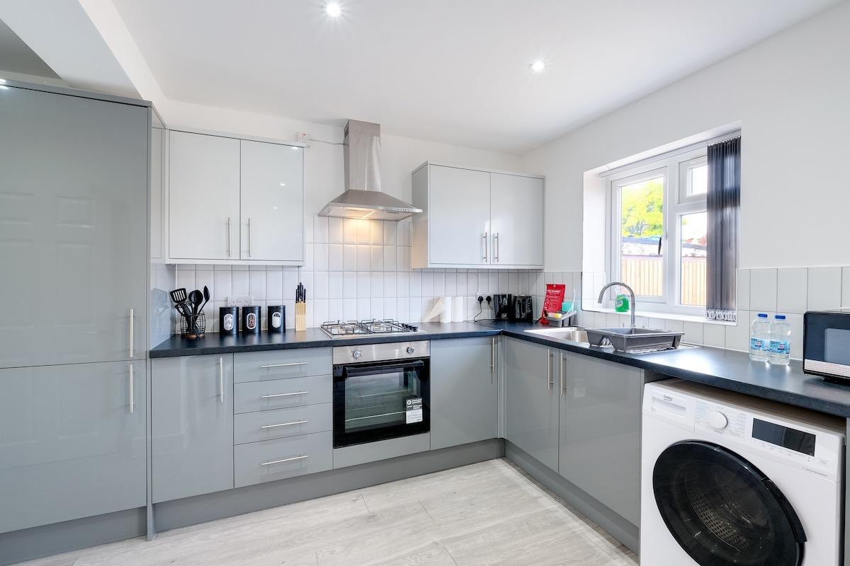Chaucer Avenue 6 Bedroom + 3 Bathroom with Parking6
