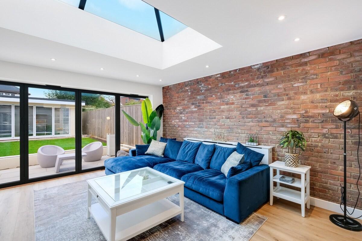 Stunning 6 Bed House with Game Room and Garden2