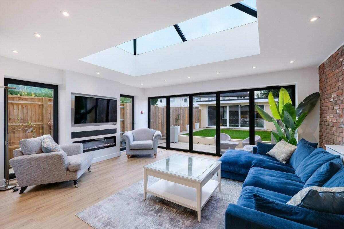 Stunning 6 Bed House with Game Room and Garden3